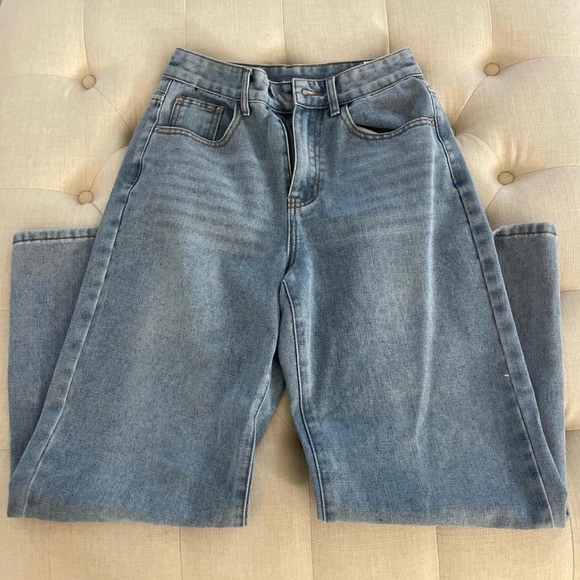 Classic High-Waist Light Wash Jeans - Picture 2 of 3